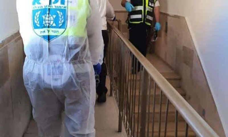 פינוי גופתה של הקשישה הערירית. צילום: דוברות זק"א פינוי גופתה של הקשישה הערירית. צילום: דוברות זק"א