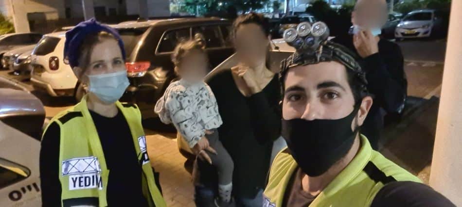 בת ים: תינוקות תאומות נעלו עצמן ברכב