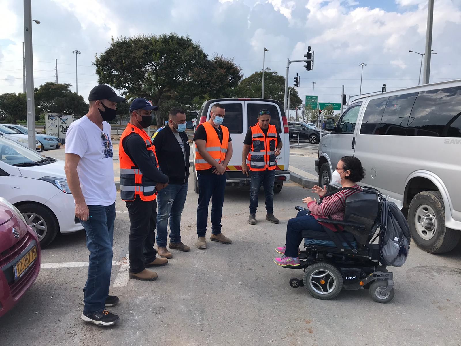 חולון: פנייה של תושבת המתניידת בכיסא גלגלים הובילה לסיור נגישות מיוחד