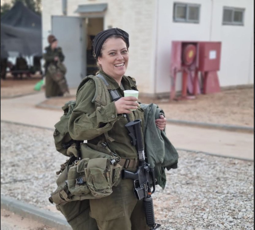 על מדים ובכיתה: המורה למתמטיקה שלא מוותרת על התלמידים גם מהמילואים