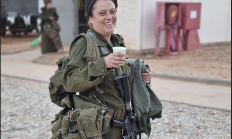 על מדים ובכיתה: המורה למתמטיקה שלא מוותרת על התלמידים גם מהמילואים