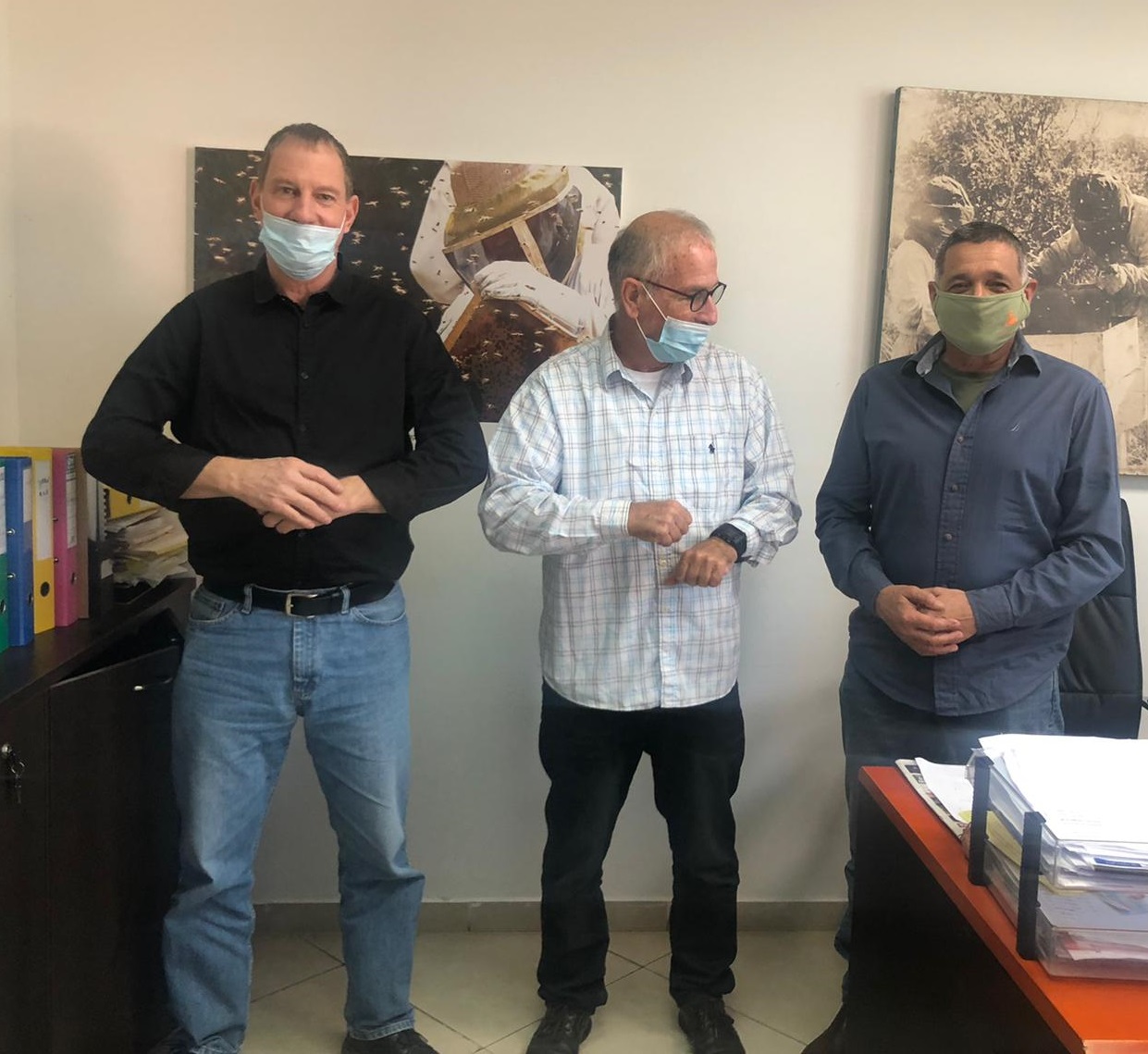 מימין: ירון בלחסן, זאב מידן ופלג אוריון <br>  צילום: מועצת הדבש