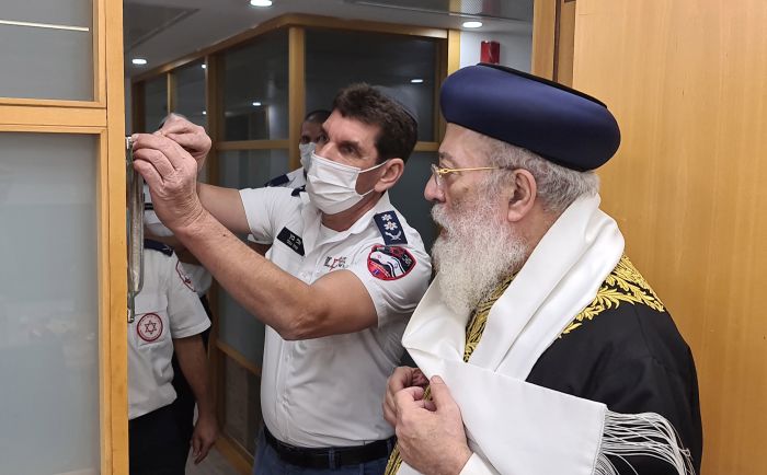 חנוכת בית כנסת בבניין מדא בנוכחות הראשון לציון הרב שלמה משה עמאר. צילום: דוברות מד"א 
