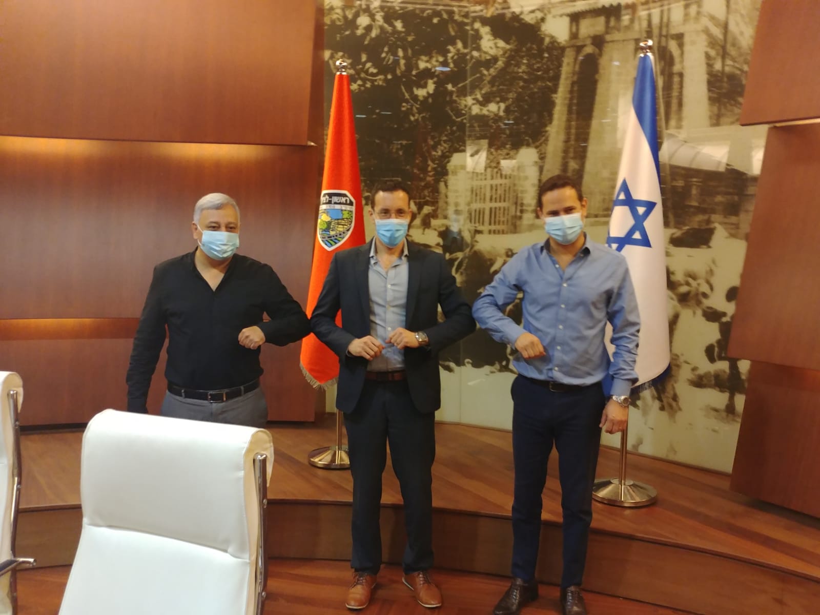 השר שמולי לצד ראש העירייה רז קינסטליך ומ"מ וסגנו מוטי עג'מי