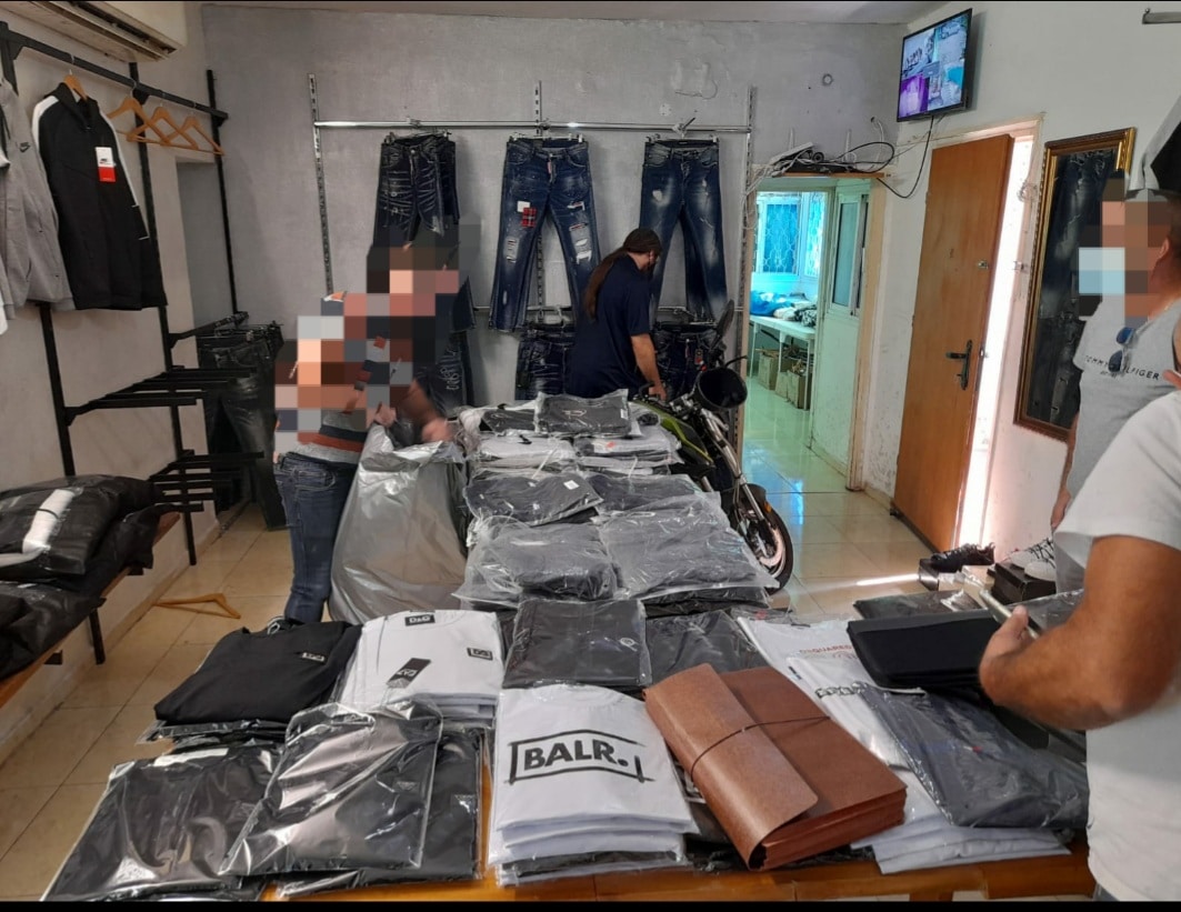 בת ים: סחר באלפי פריטים מזויפים ונעצר