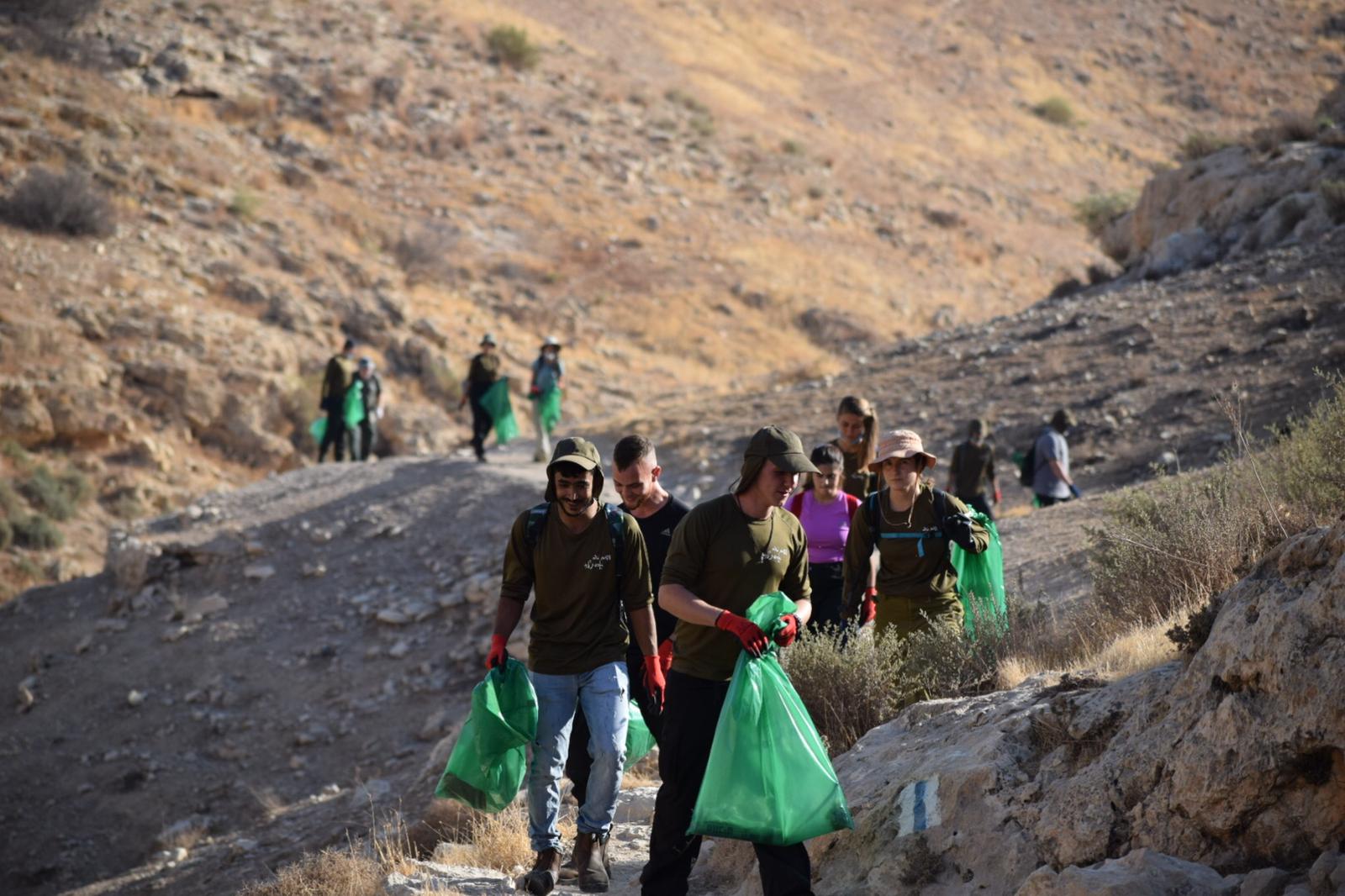 ניקיון ואחזקת שטחים פתוחים באזור עין פרת <br> צילום: קובי הלפגוט רשות הטבע והגנים