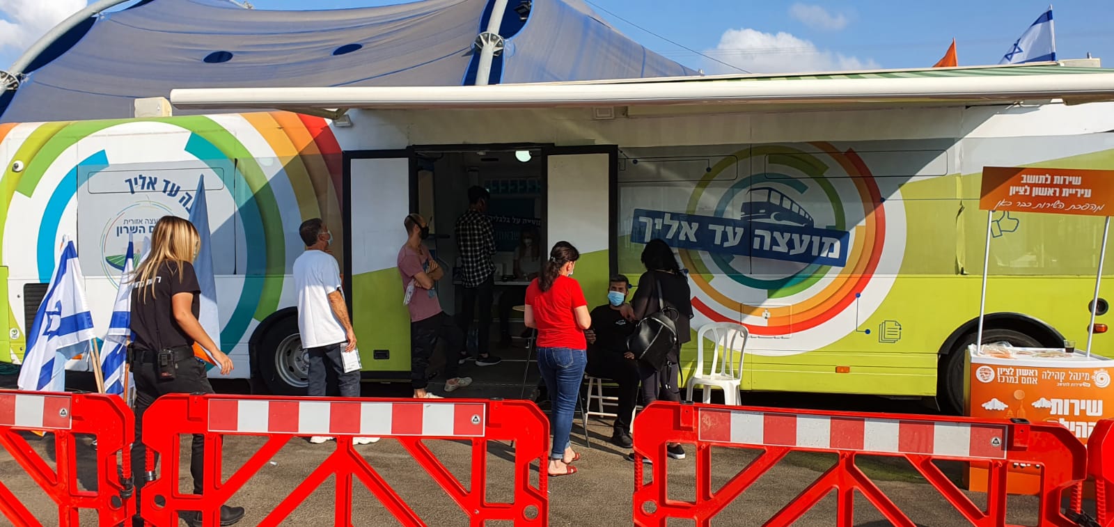 אוטובוס הבדיקות של העירייה. צילום: דוברות העירייה