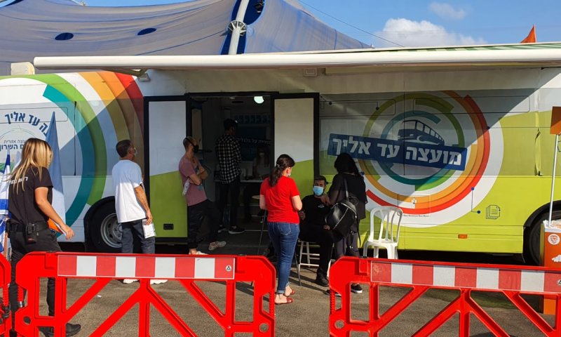אוטובוס הבדיקות של העירייה. צילום: דוברות העירייה אוטובוס הבדיקות של העירייה. צילום: דוברות העירייה