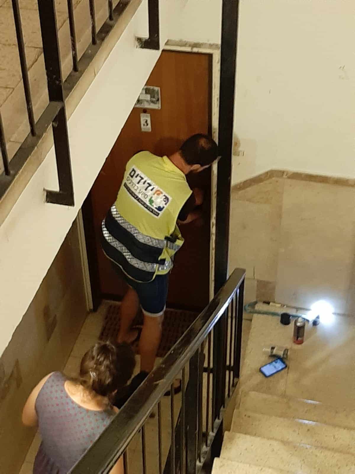 חולון: נתקעה מחוץ לבית באמצע הלילה