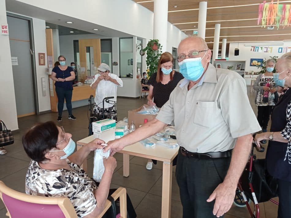 חולון: עשרות אלפי מסכות חולקו לקשישים
