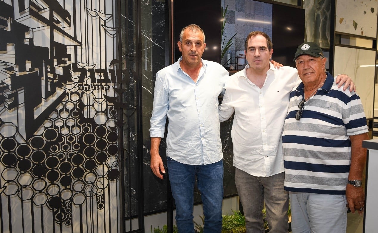 האחים סימו- בועז ואורן טובול  ובן משפחה <br> צילום: אורית סיני 