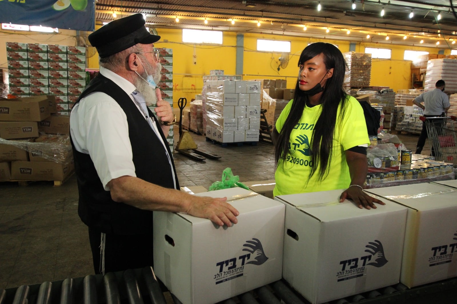 תקווה גדעון והרב יעקב גלויברמן <br> צילום: מפעלי החסד יד ביד