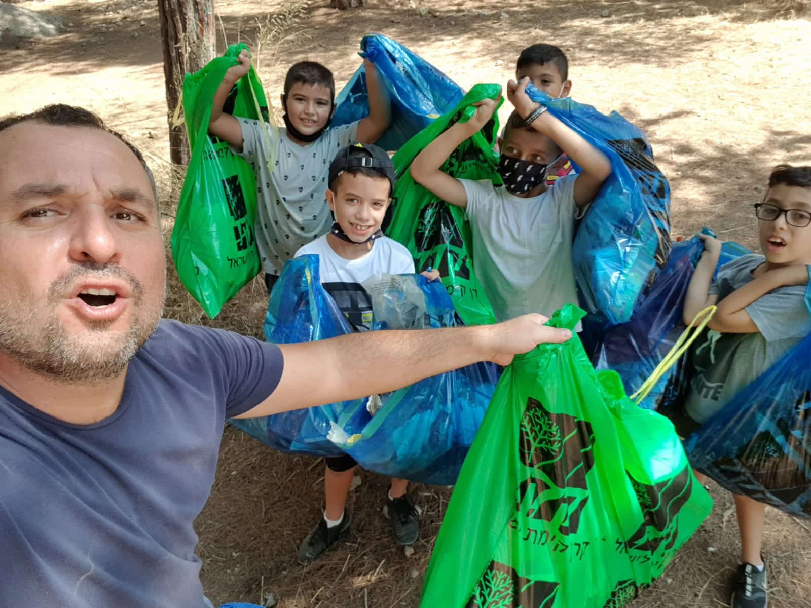 חולון: תלמידי כיתה ג' עזרו בניקיון יער בן שמן