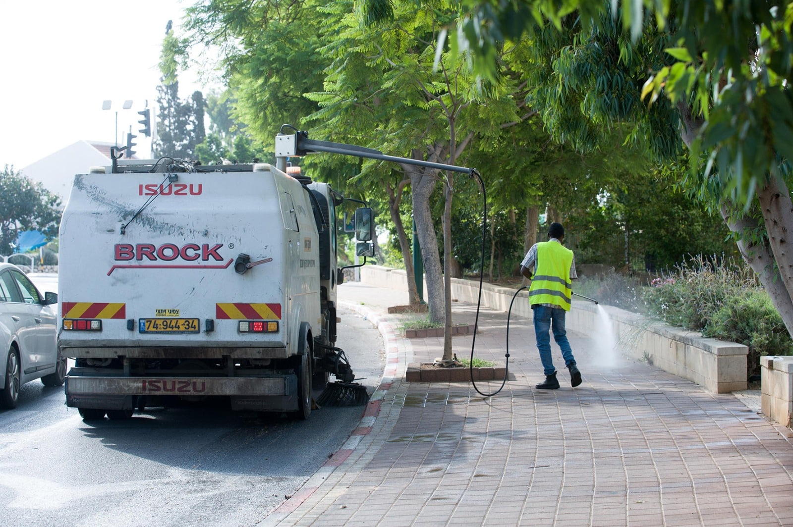 עובדי העירייה במהלך מבצע הניקיון. צילום: עובדי העירייה 