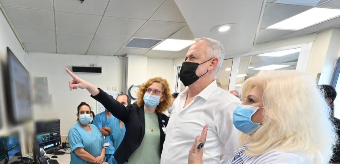 חולון: בני גנץ ביקר בבית החולים וולפסון