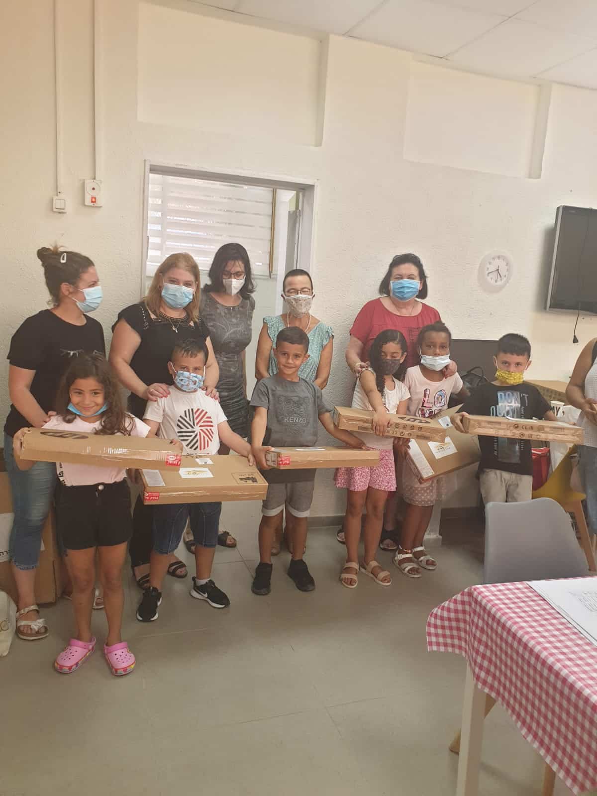 בת ים: מאות מחשבים חולקו לקראת שנת הלימודים שנפתחת