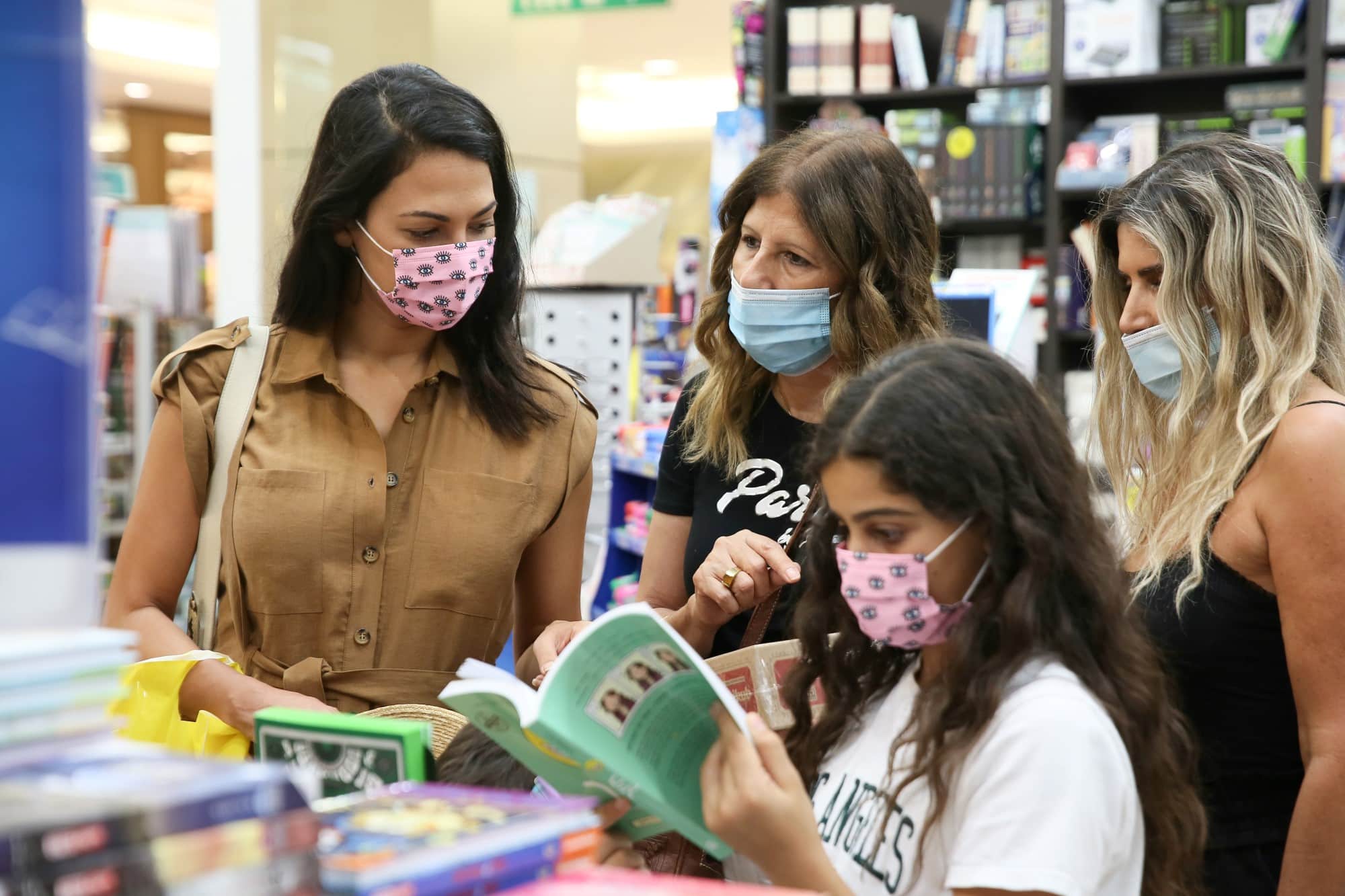 מורן אטיאס עם האחיינים בצומת ספרים <br> צילום: ארנון בוסנאי 