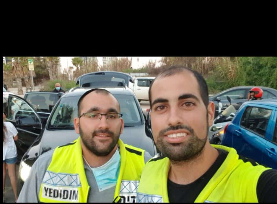 בת ים: ילדה חולצה מרכב בחוף תאיו