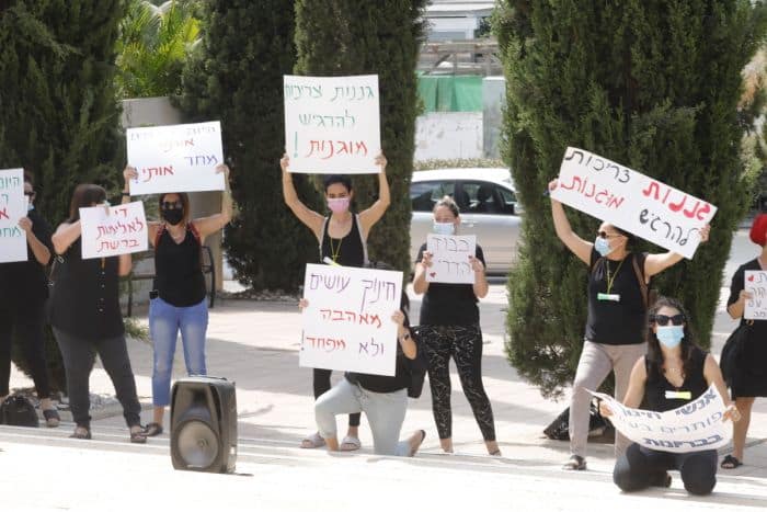הפגנת תמיכה בגננת. צילום: איתן אלחדז ברק 