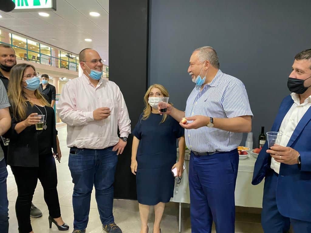 בת ים: אביגדור ליברמן נפגש עם צביקה ברוט