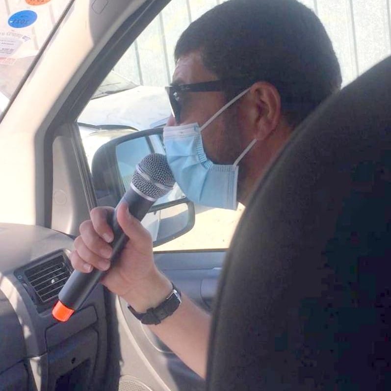 חבר המועצה ומחזיק תיק הבריאות אקראם סאקאללה בהסברה וחלוקת מסכות
