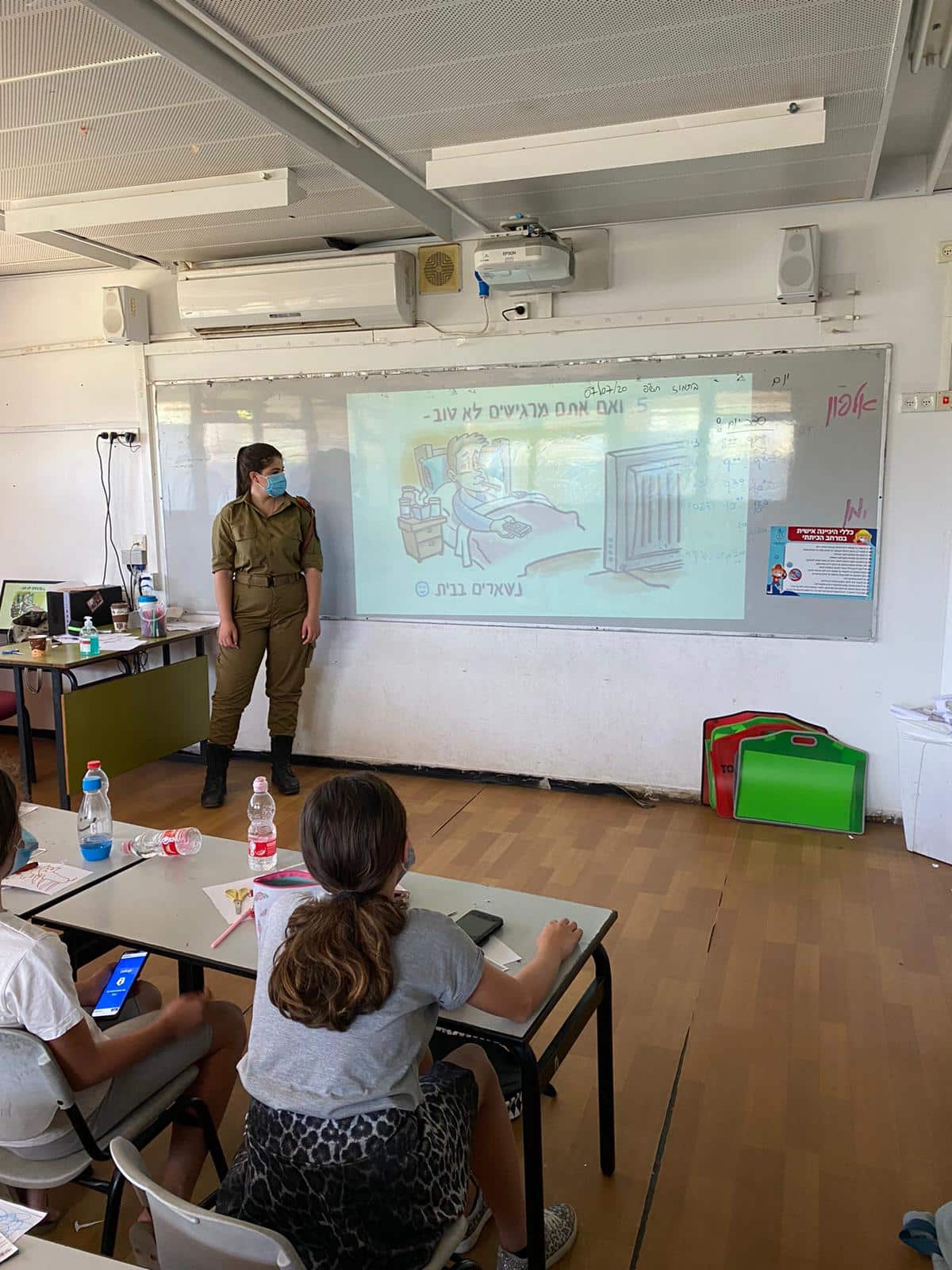 חולון: מדריכות פיקוד העורף הסבירו לתלמידים על הקורונה