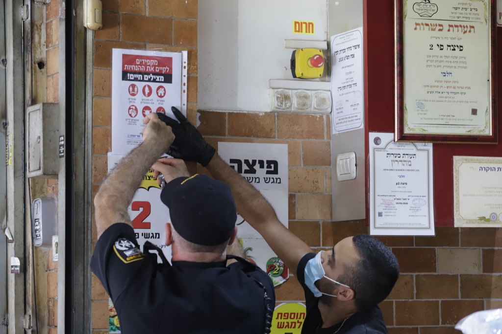 מבצע אכיפה בקניון קריית  אונו. צילום: איתן אלחדז ברק 