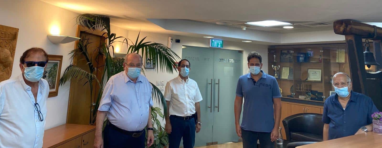 מימין לשמאל: בנצי שרעבי, יניב מרקוביץ׳, זוהר בלום, ראש העיר רחמים מלול ודורון מילברג
