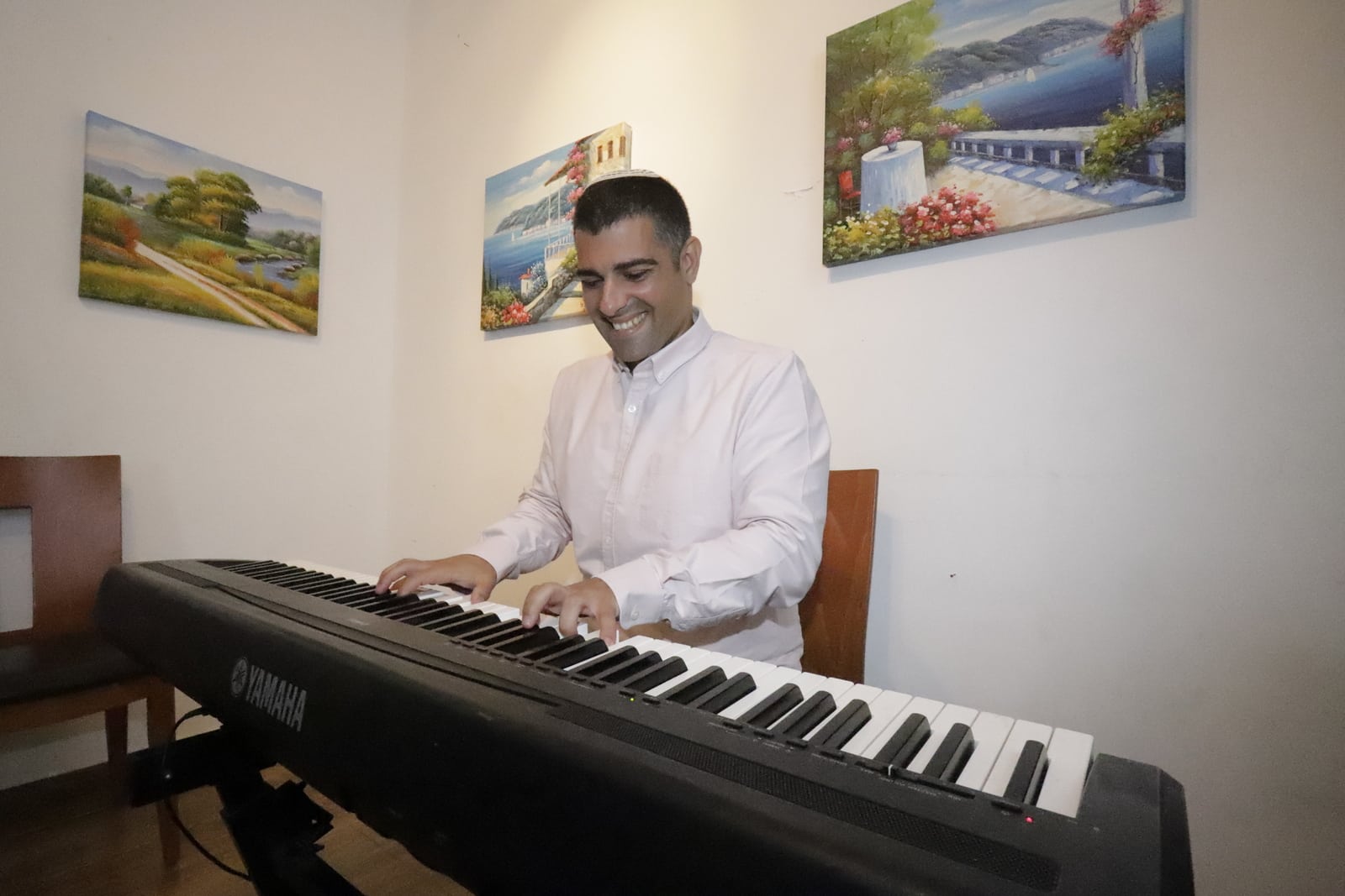 רפי ביטון בחזרות בסטודיו בגבעת שמואל. צילום: איתן אלחדז ברק 