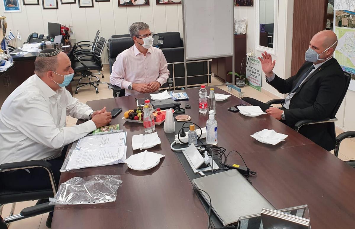 יאיר רביבו ומיכאל וידל בפגישה עם השר לביטחון פנים אמיר אוחנה <br> צילום: דוברות העירייה