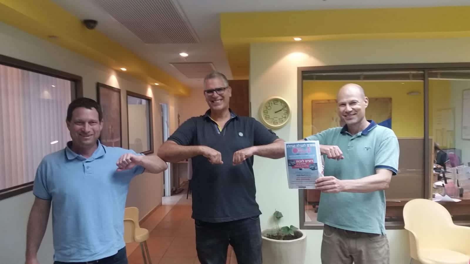 אלדד גל מנכ"ל גל גפן, אורן ניב מנהל העיתונים ועורך דין דרור טולדו <br> צילום: גל גפן