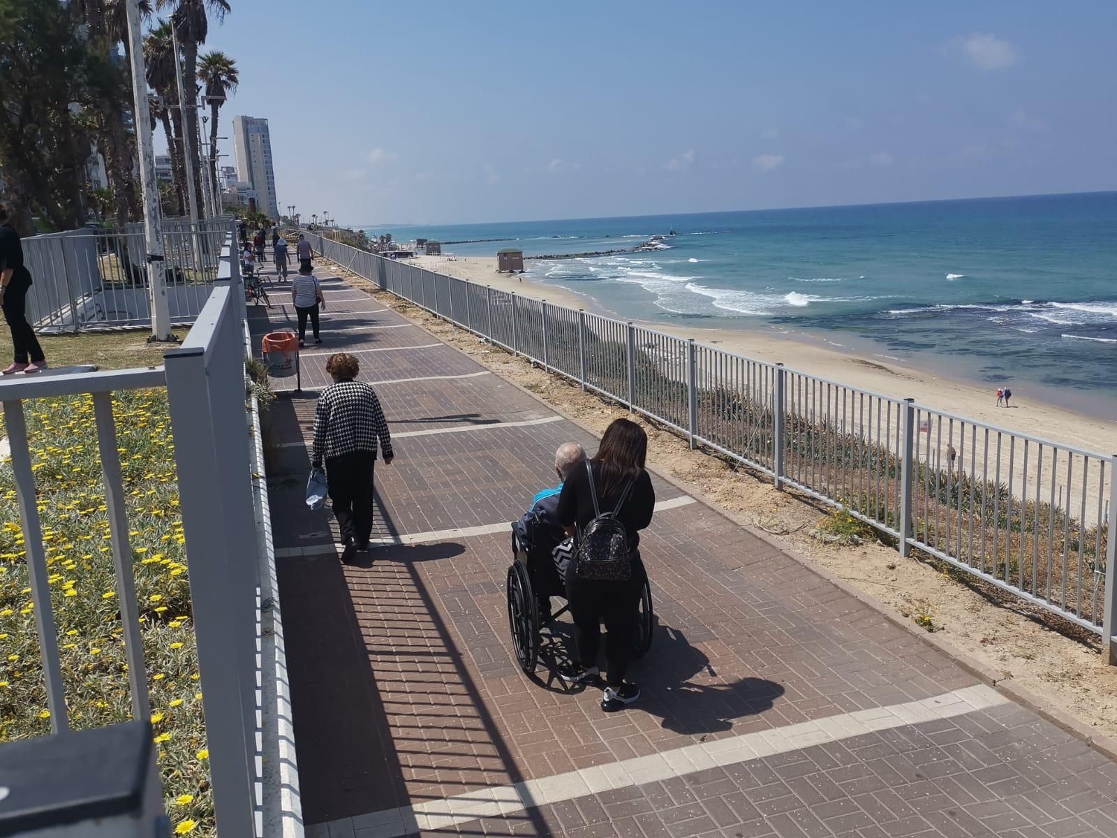 בת ים: ברוט רוצה לאסור שהייה בחופי הים