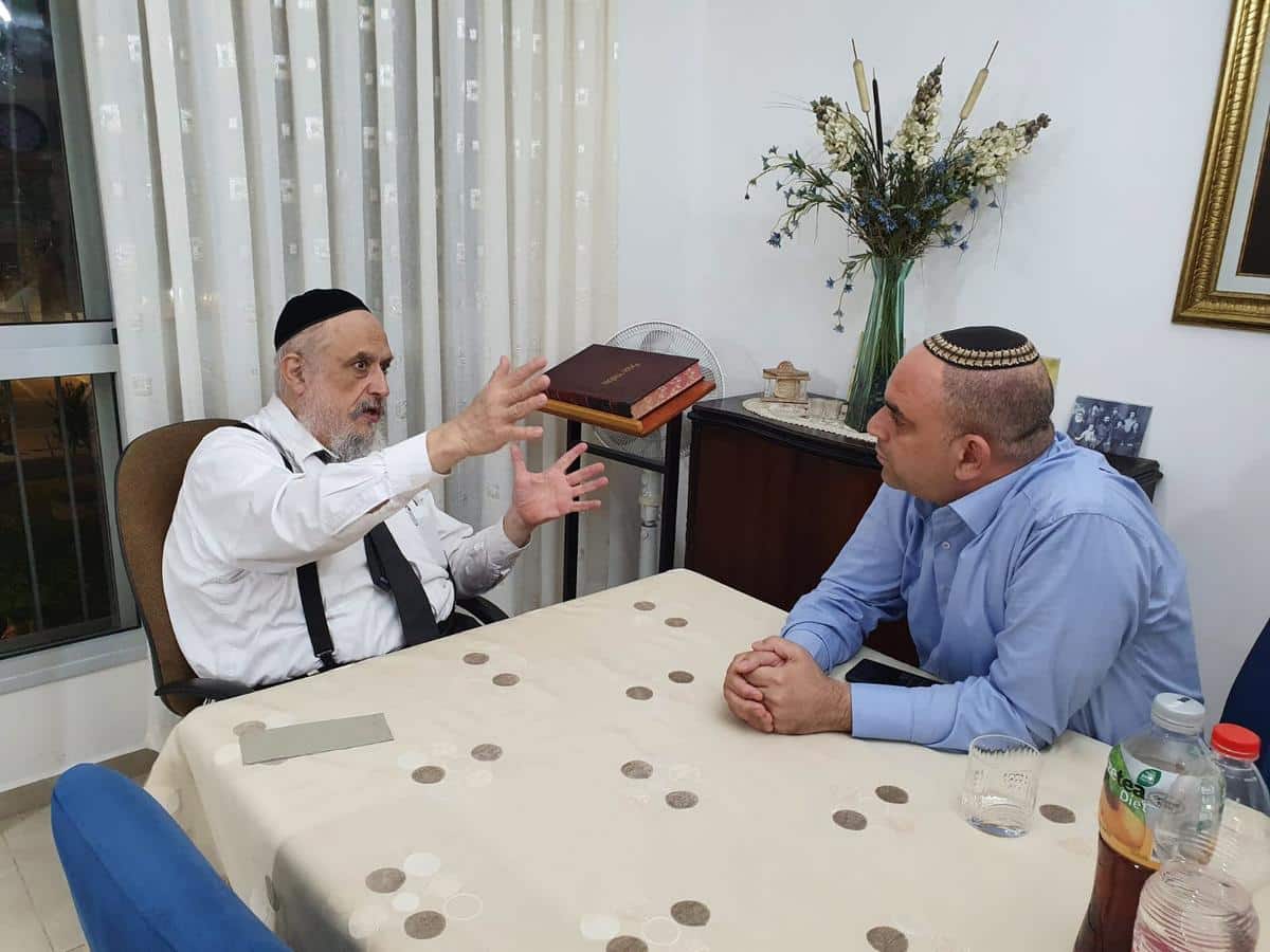 הגיעו להבנות. ראש העיר יאיר רביבו עם רב השכונה הרב אברהם ברודיא <br> צילום: דוברות העירייה 