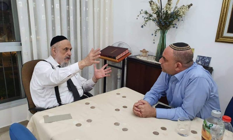 הגיעו להבנות. ראש העיר יאיר רביבו עם רב השכונה הרב אברהם ברודיא <br> צילום: דוברות העירייה 