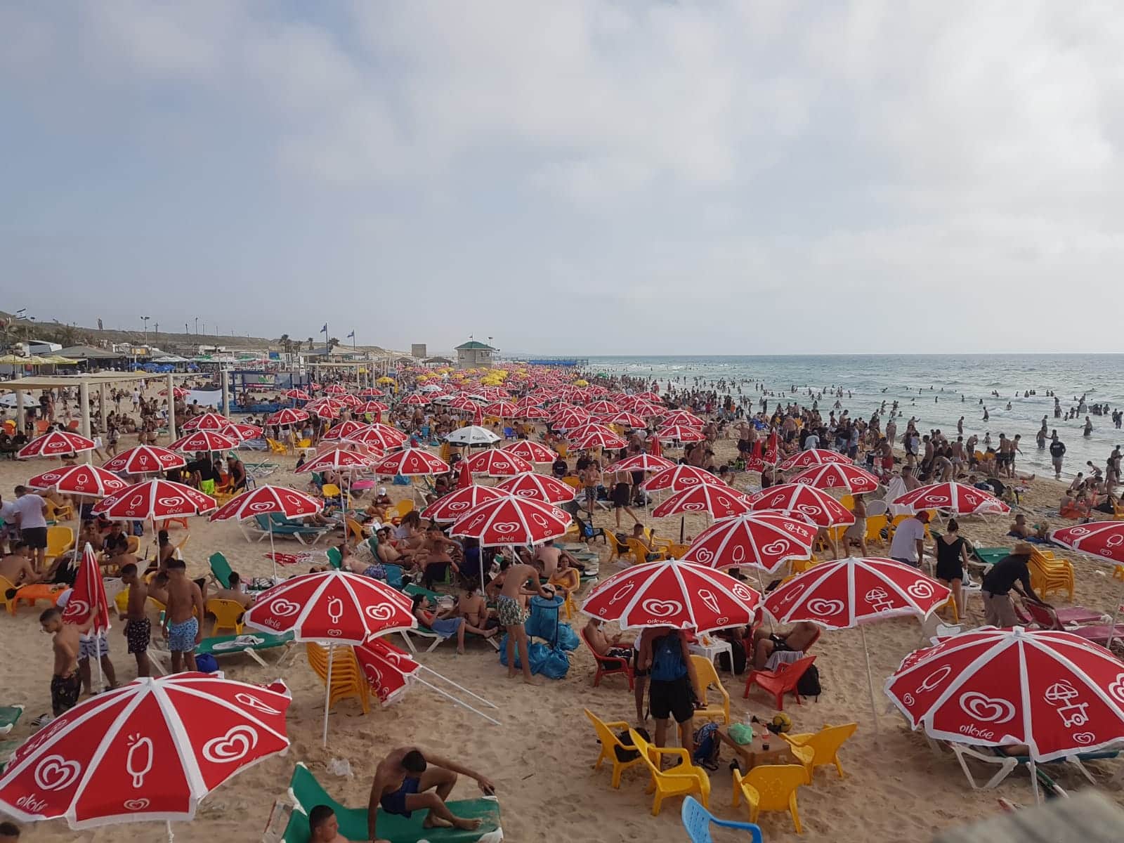 חוף ראשון עמוס. צילום: עיריית ראשון 
