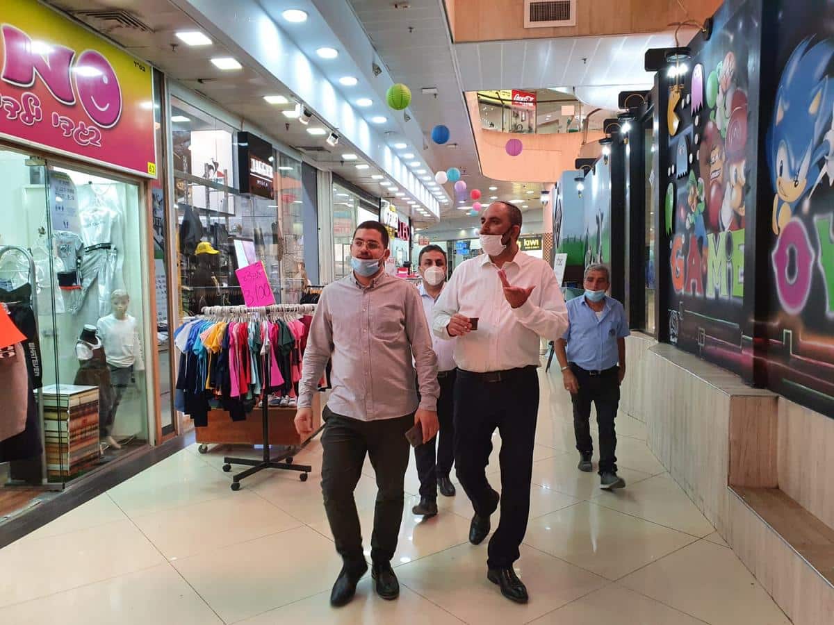 ראש העיר בסיור עם מנכ"ל הקניון עמרי סער <br> צילום: באדיבות העירייה