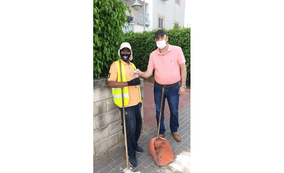 ראש העיר עם עובד נקיון <br> צילום: צילום: דוברות העירייה 