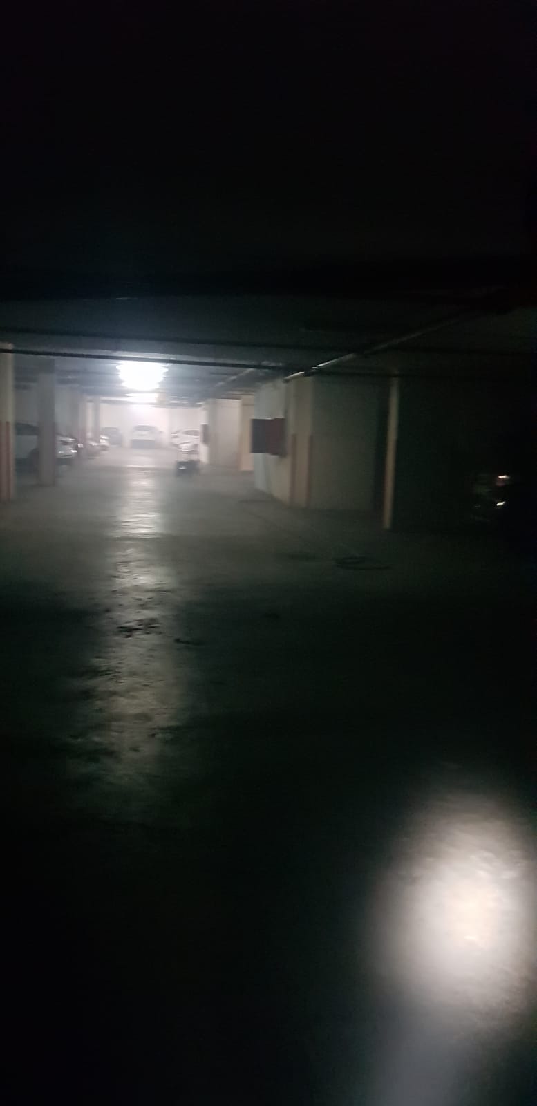 כוחות הכיבוי השתלטו על שריפה בחניון של בניין מגורים