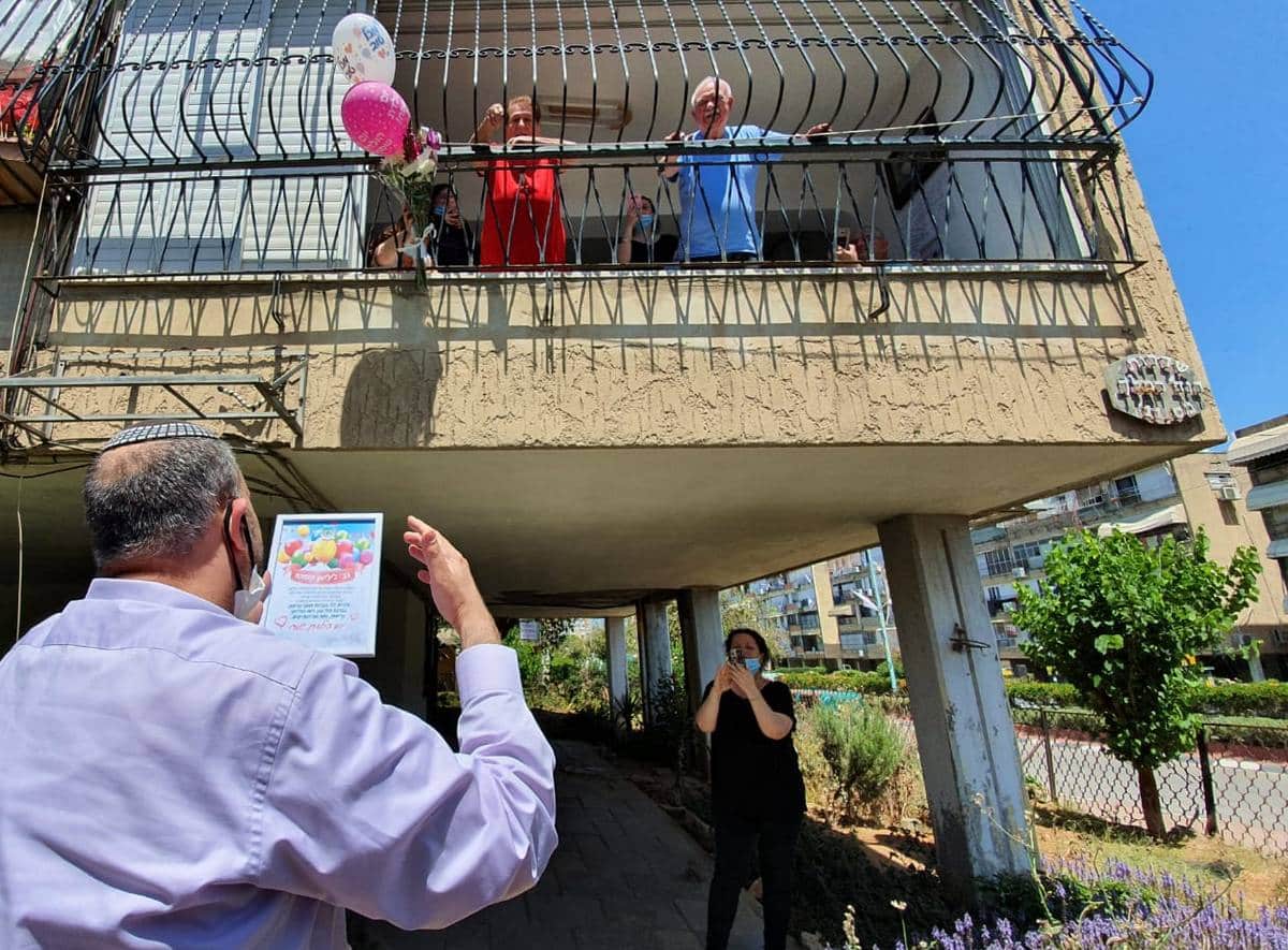 לא מפסיק להפתיע ברכת יום הולדת שמח מראש העיר לאזרחים וותיקים מתחת לביתם <br> באדיבות  דוברות העירייה