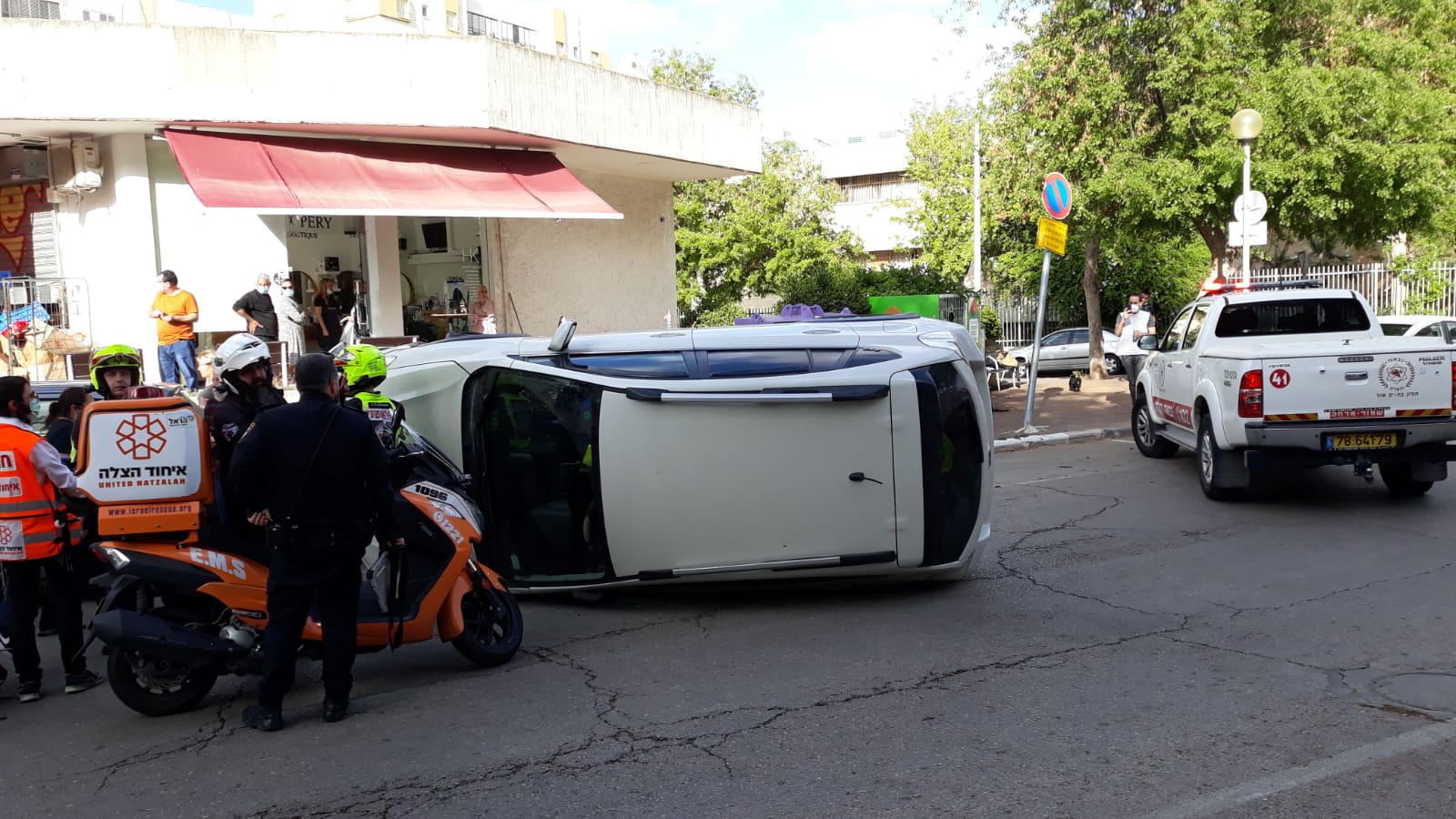 חולון: רכב התהפך במרבד הקסמים