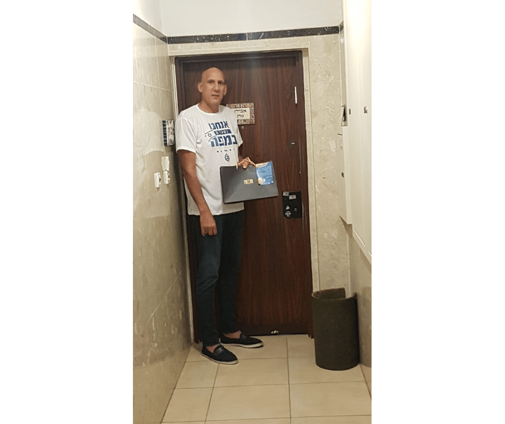 דורון ג'מצ'י מחלק את המארזים <br> צילום: יח"צ מכבי פוקס ת"א 