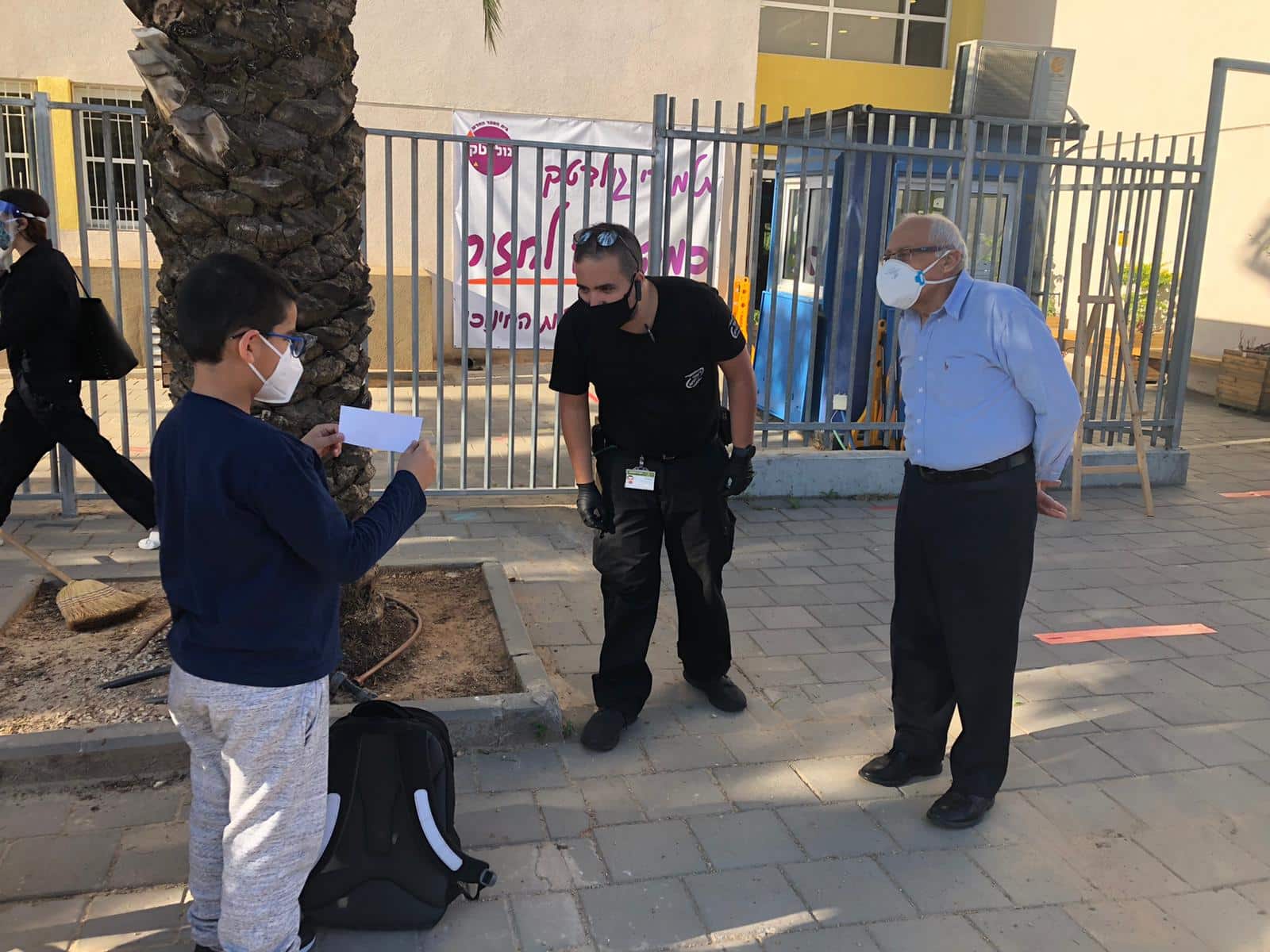 ראש העיר מוטי ששון בוחן הצהרת בריאות של תלמיד בעת פתיחה מחודשת של בית הספר גולדטק בחולון. צילום: עיריית חולון