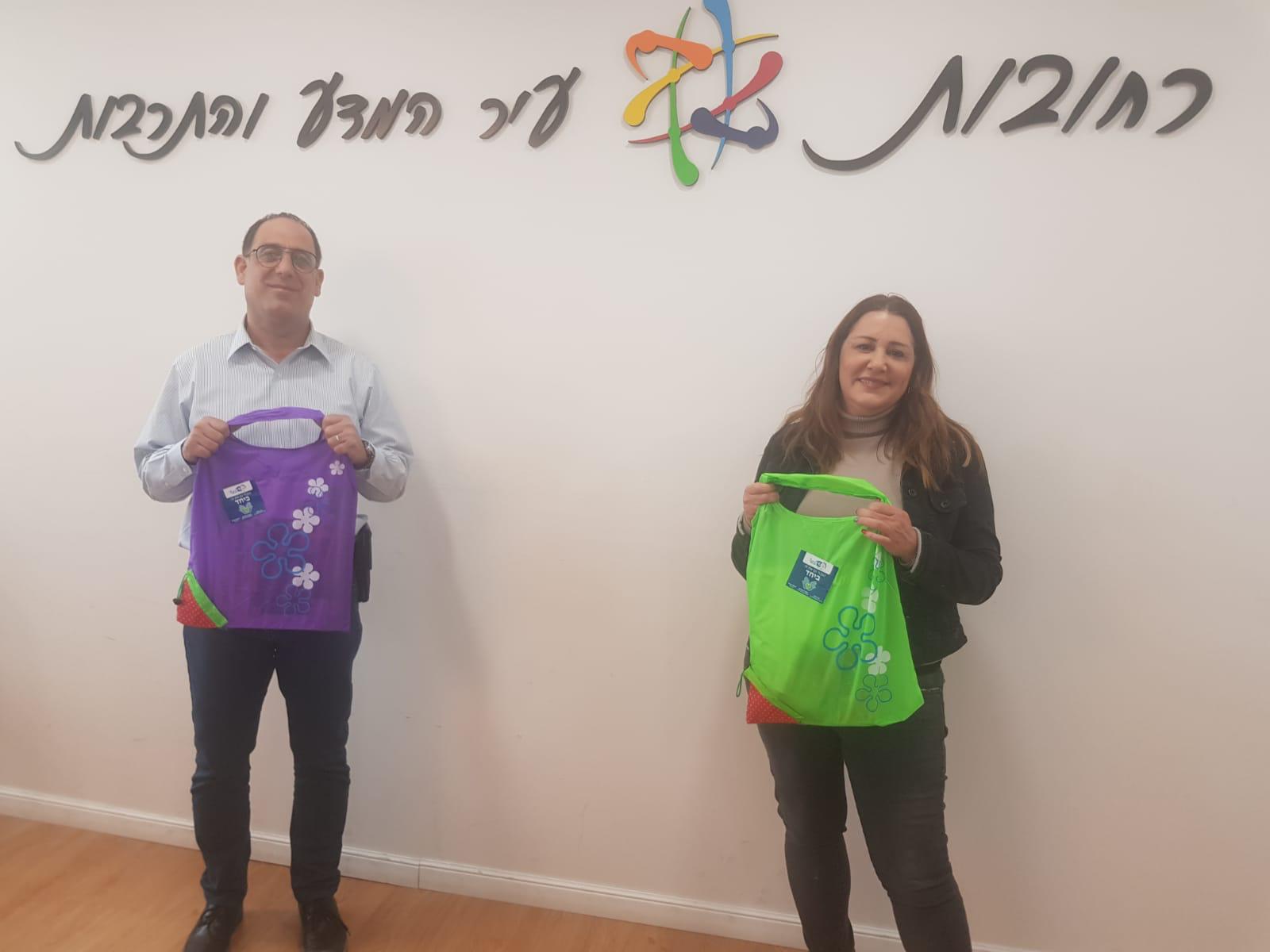 מוסיפים צבע לבידוד