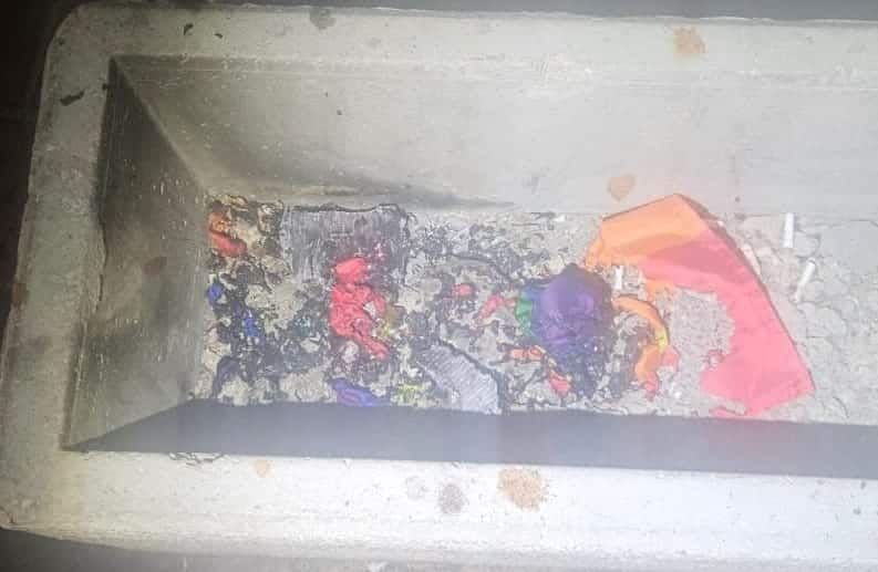 מקומם: שלושה בני נוער שרפו דגלי גאווה