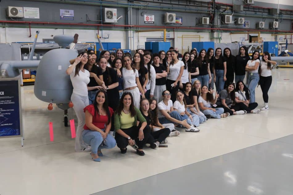 תלמידות ק"ש, היו אורחות התעשייה האווירית