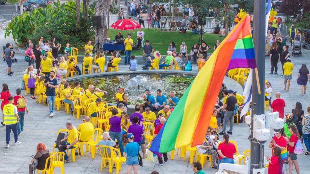 במיזם מרגש של הקהילה הגאה ברמת גן: מיצג סמל חטופים בשילוב צבעי הגאווה