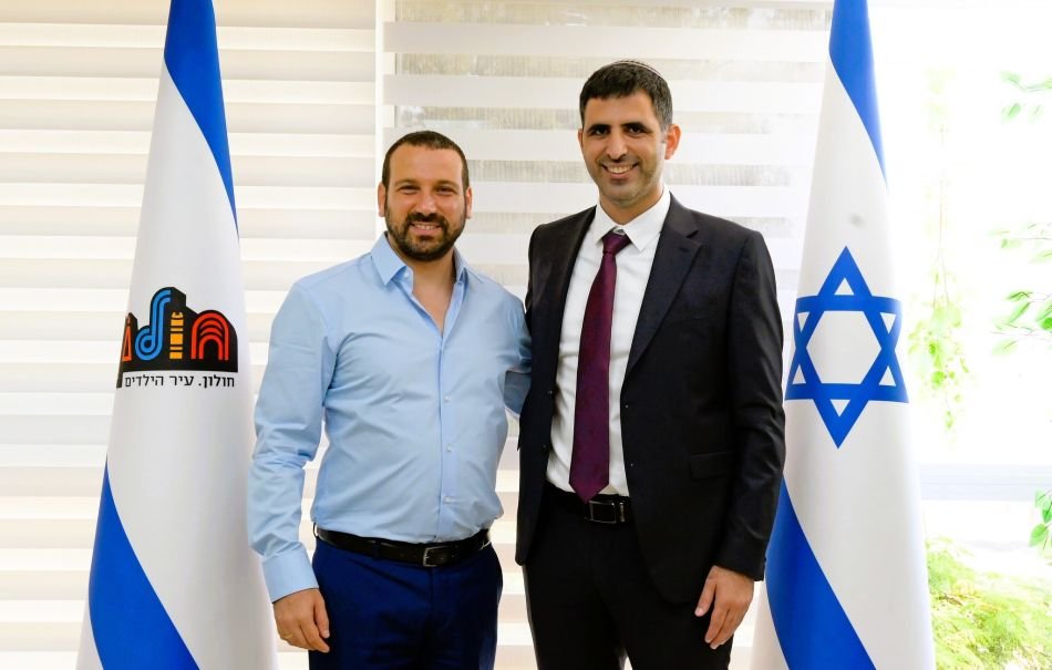 שר התקשורת הגיע לפגישה עם ראש עיריית חולון