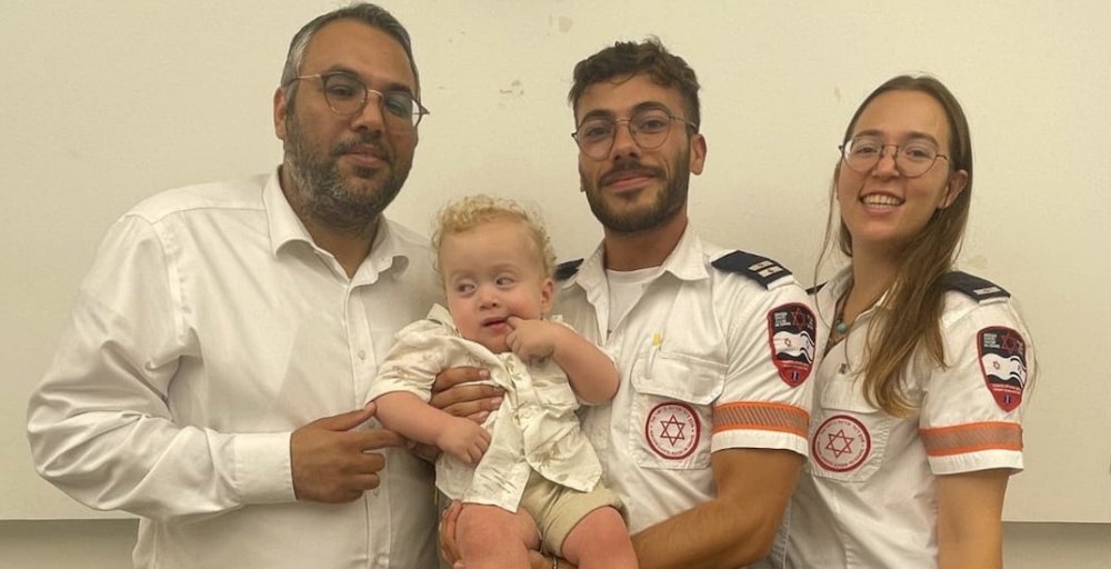 מרגש: אחר שחיי הפעוט ניצלו בנס - צוות מד"א הוזמן לסעודת הודיה