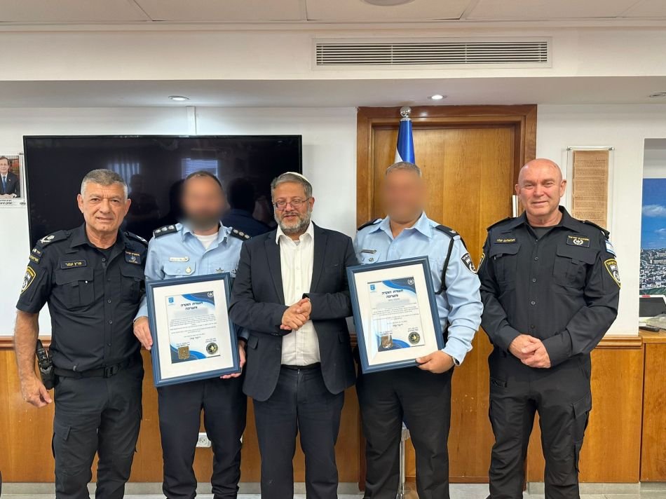 תעודות הוקרה לשוטרי חולון שחיסלו את המחבל