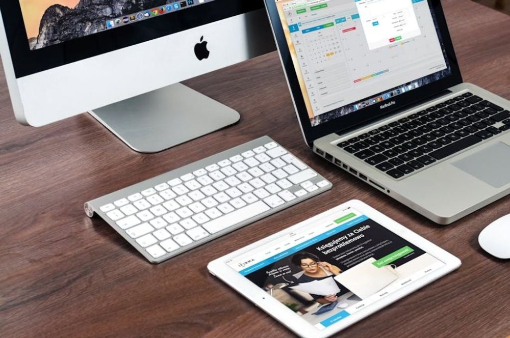 iMac או MacBook: מה הבחירה המתאימה יותר לעסק שלך?